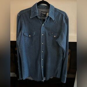 Wrangler, men’s MEDIUM denim shirt. Xl tails, snap front collared shirt.